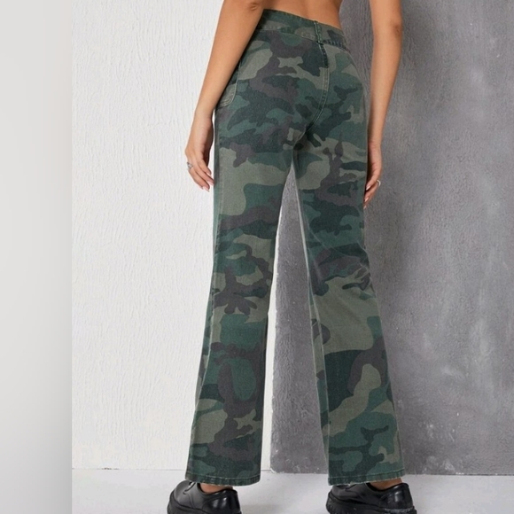 EUC green camo print bootcut leg jeans size 10 - Picture 2 of 13